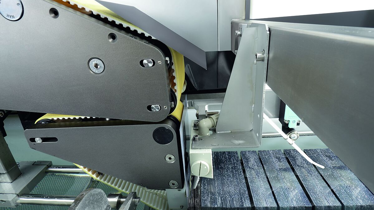 Wafer separation machine with a conveyor belt