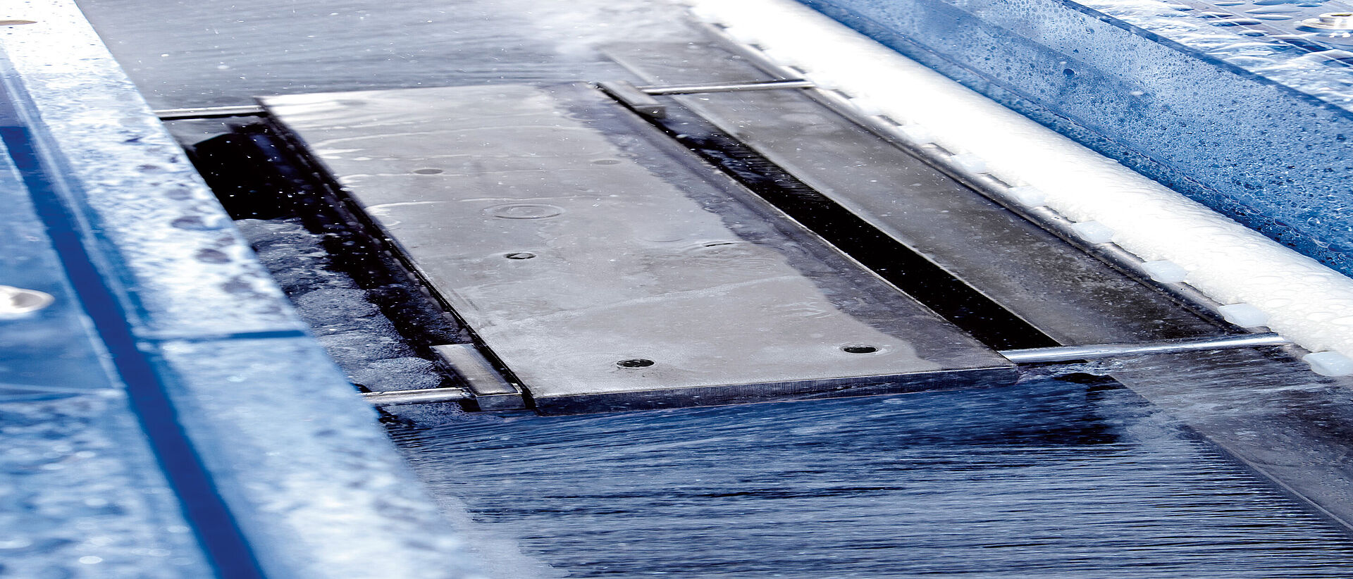 The beam with sawn wafers is treated with spray nozzles